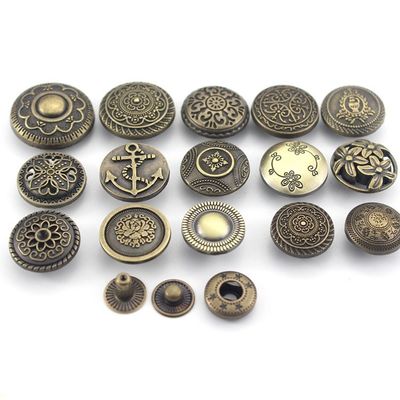 Des boutons en métal en relief personnalisés avec logo pour vêtements de manteau