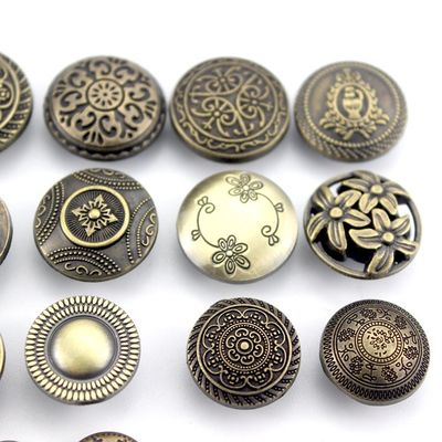 Des boutons en métal en relief personnalisés avec logo pour vêtements de manteau