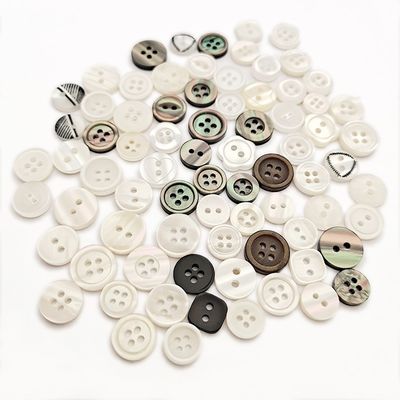 Vente directe d'usine 4 trous boutons en plastique ronds sur mesure bouton en résine pour vêtements pull