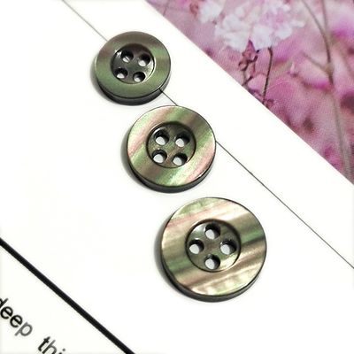 Vente directe d'usine 4 trous boutons en plastique ronds sur mesure bouton en résine pour vêtements pull