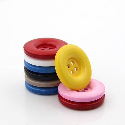 Oeko-tex usine en gros accessoires de vêtements mode 4 trous bouton en plastique bouton de vêtements bouton de résine