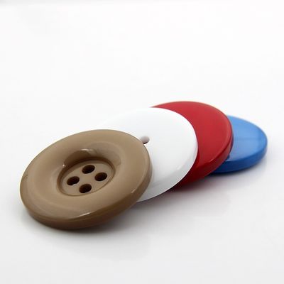 Oeko-tex usine en gros accessoires de vêtements mode 4 trous bouton en plastique bouton de vêtements bouton de résine