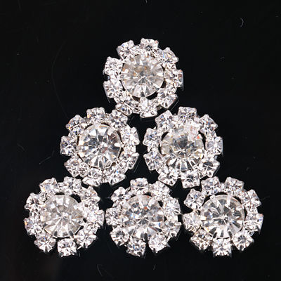 Forme de fleur métallique de mariée Bouton cristallin de couleur claire Bouchon de luxe Bouton diamanté de cristal de luxe Pour les vêtements