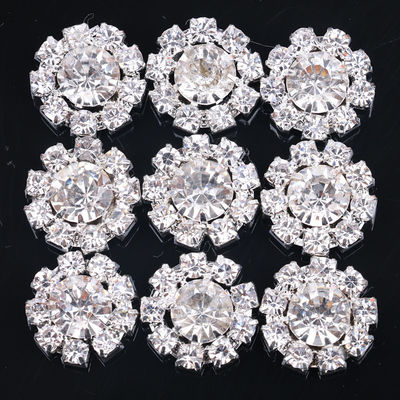 Forme de fleur métallique de mariée Bouton cristallin de couleur claire Bouchon de luxe Bouton diamanté de cristal de luxe Pour les vêtements