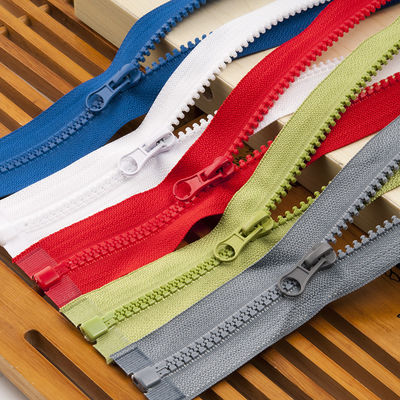 Logo de taille personnalisée 5# Fermeture à glissière en résine Fermeture à glissière en plastique moulé Derlin Fermeture à glissière